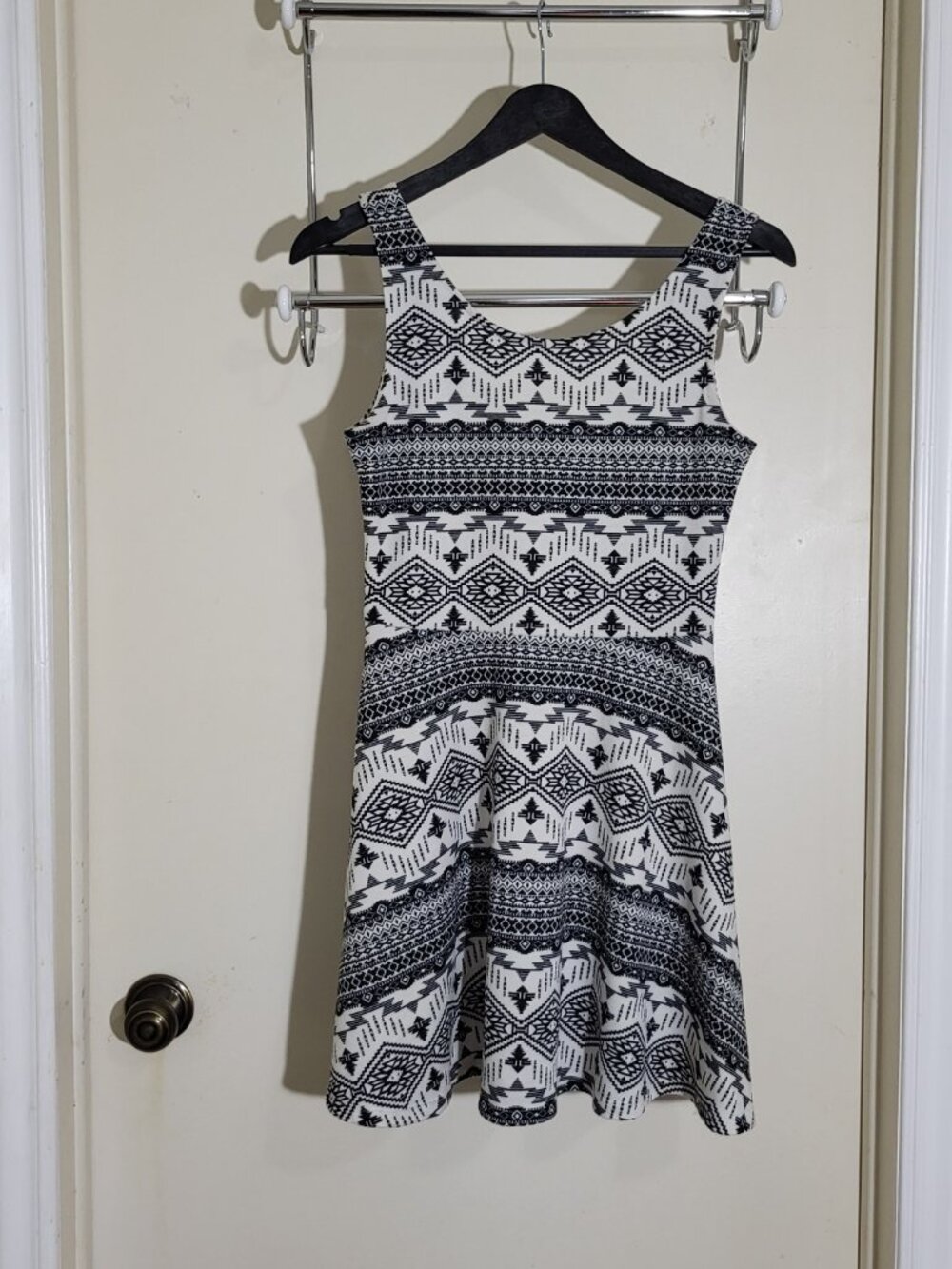 DIVIDED fit-and-flare style black-and-white geometric tribal-inspired Size 8 - Picture 4 of 14